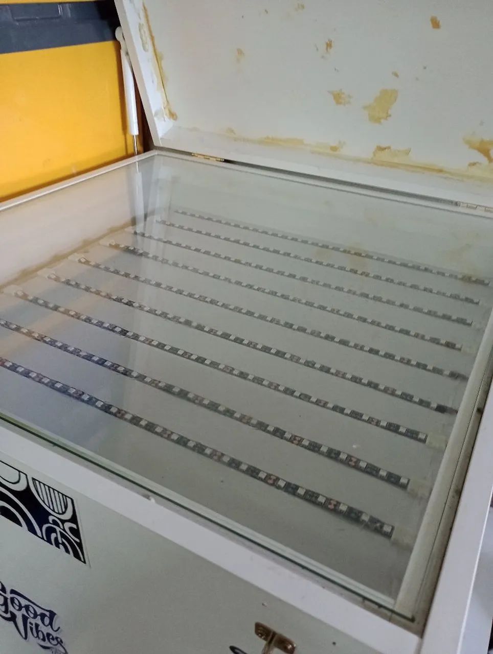 Vendo mesa reveladora + 4 berços para serigrafia. - Foto 2
