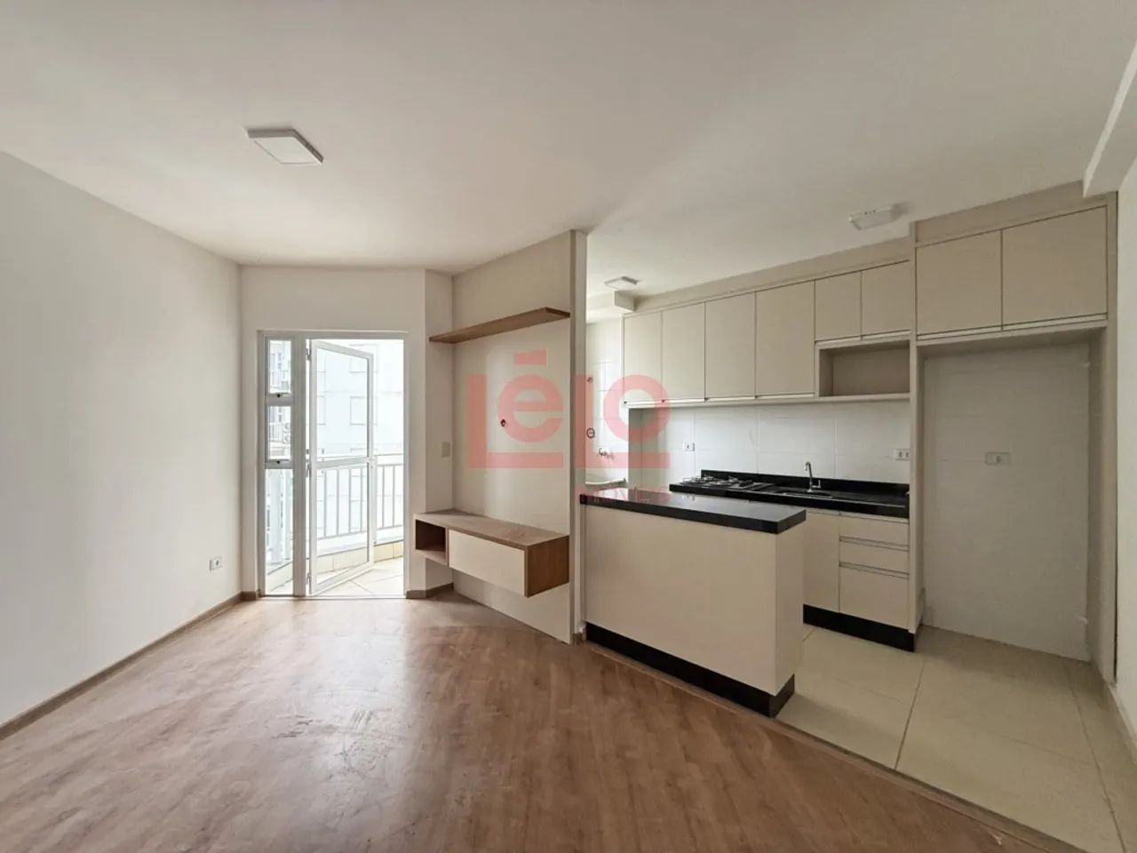 Apartamento 02 quartos, com sacada - Jardim Santa Rosa.
