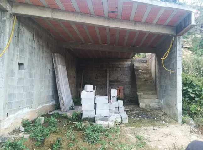 CASA EM CONSTRUÇÃO.