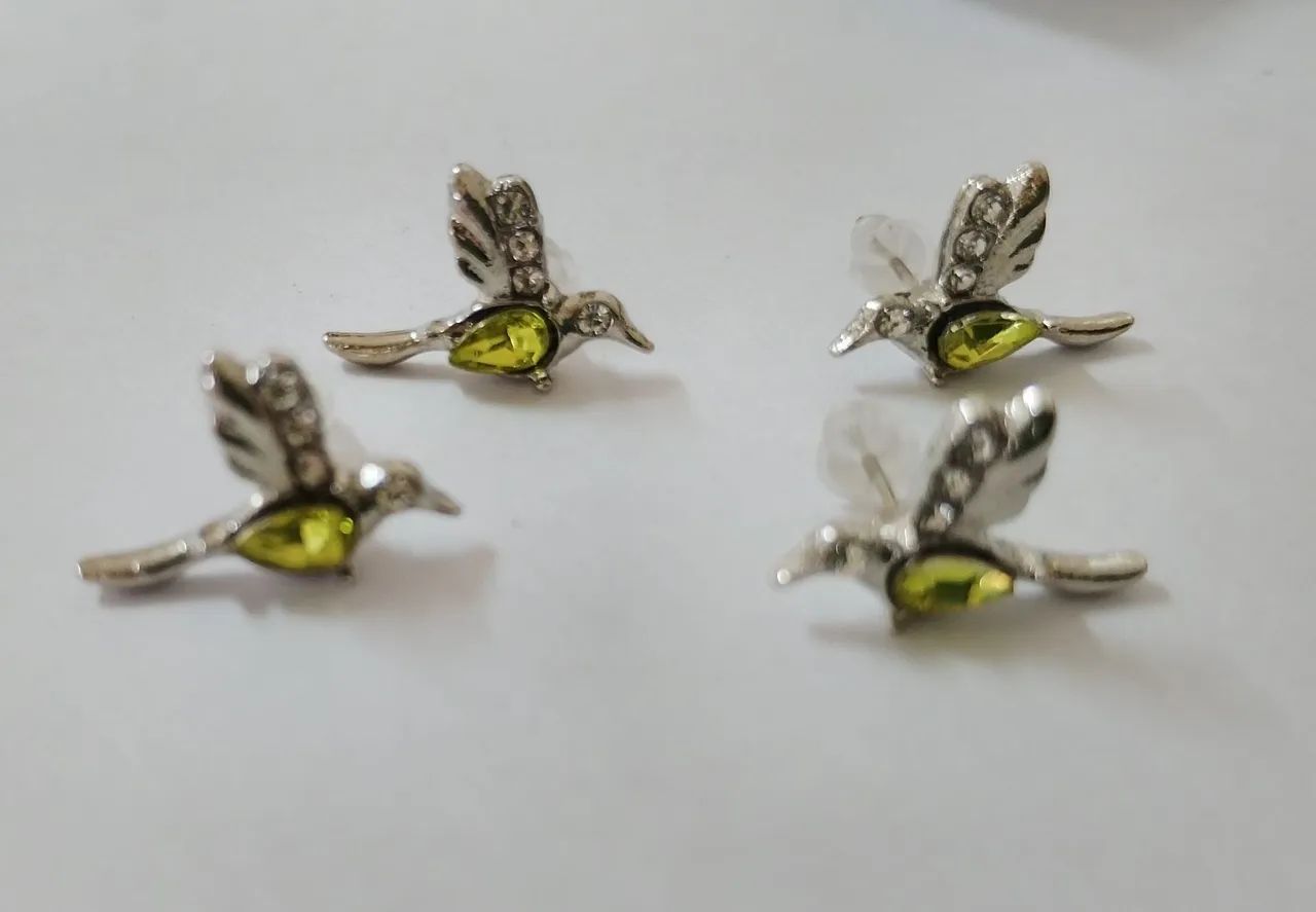 Brincos de passarinho prateado com pedra verde (novos). - Foto 5