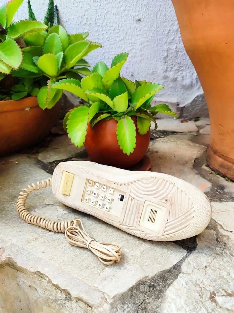 Telefone retrô formato de tênis 