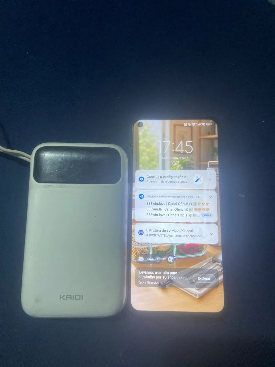 Celular e carregador portátil 