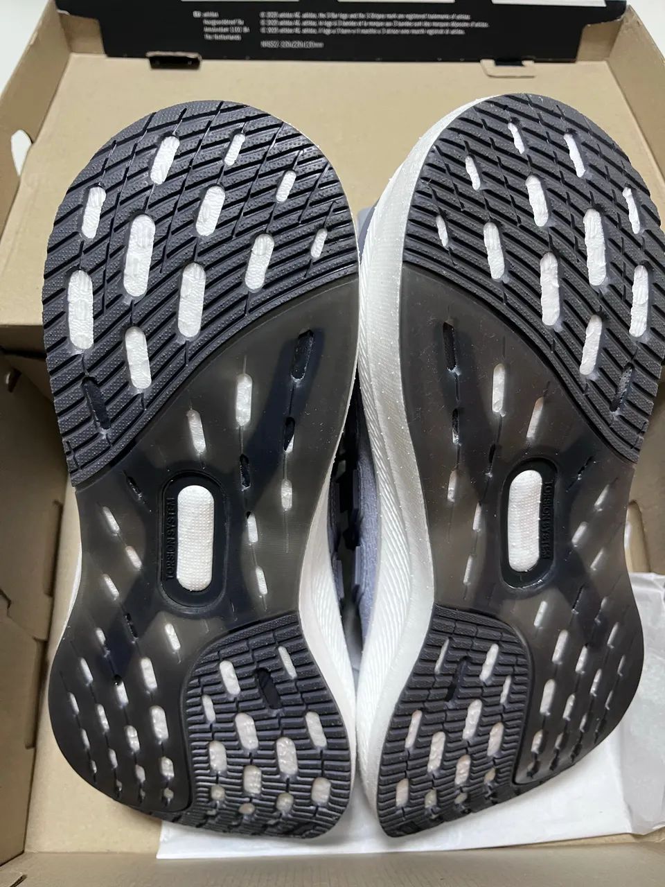 Tênis Adidas Ultraboost 5 cinza  - Foto 3