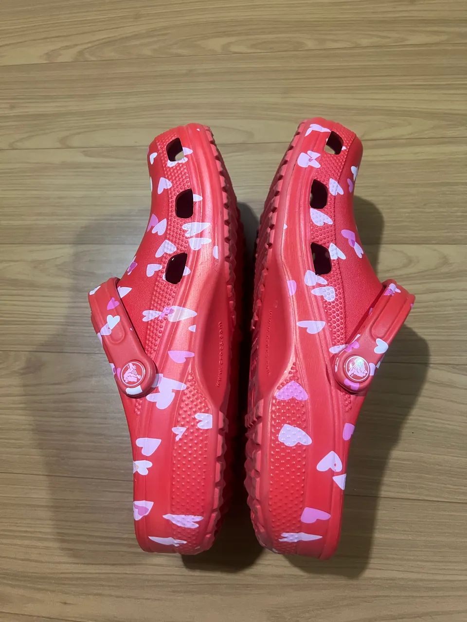 Crocs original estampa de coração  - Foto 3