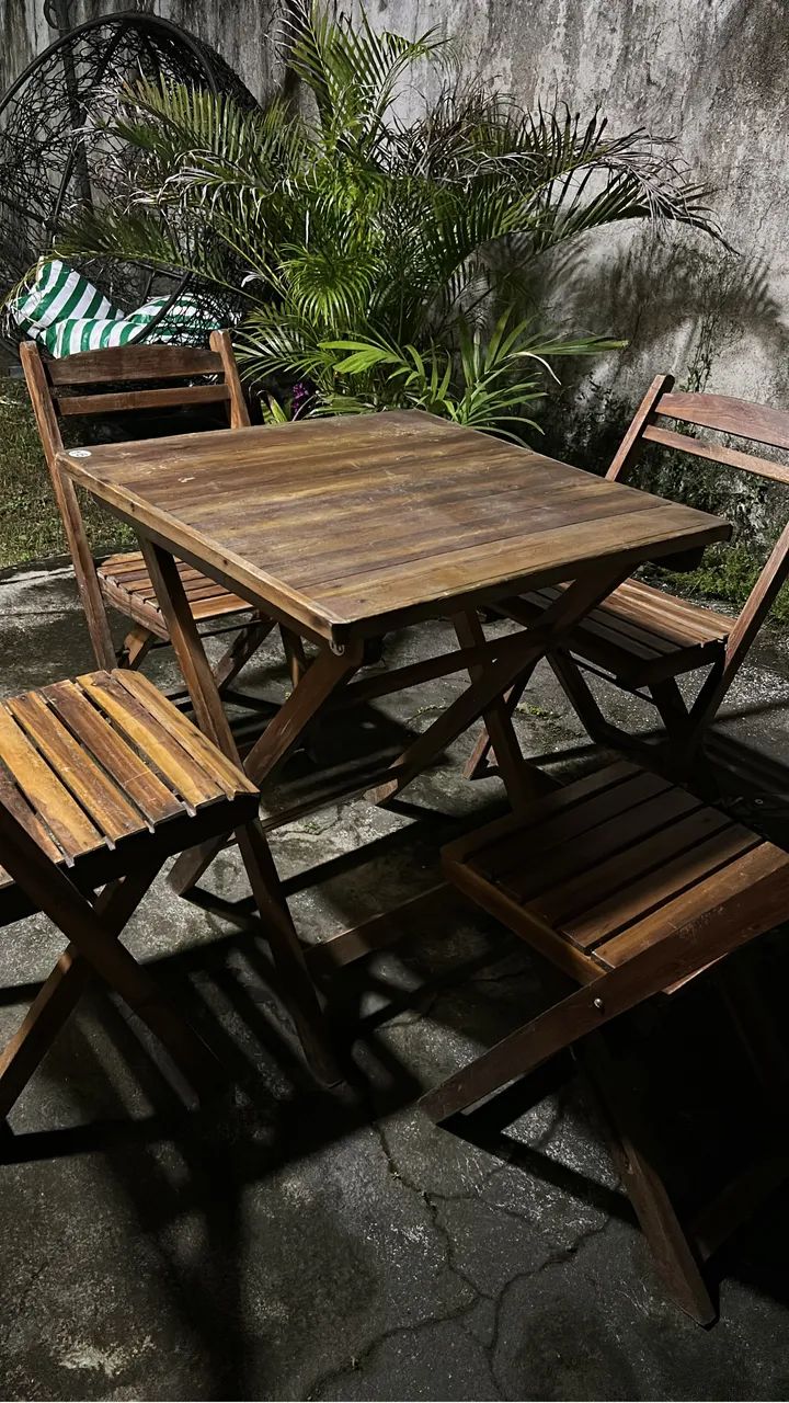 Jogo de mesa com 4 cadeiras dobráveis 
