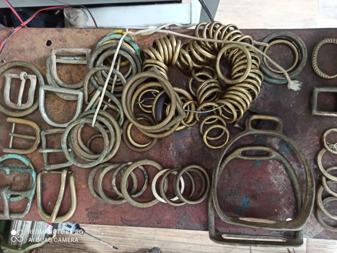 Lote de argolas selaria antigas, fivelas e estribo  - Foto 3