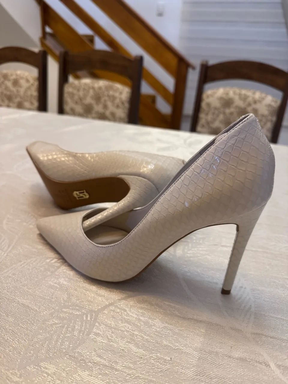 Scarpin branco marca: UZA - Foto 2