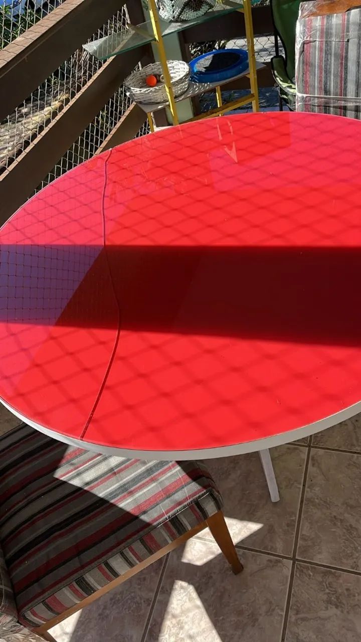 Mesa de madeira redonda com tampo de vidro e 2 poltronas - Foto 3