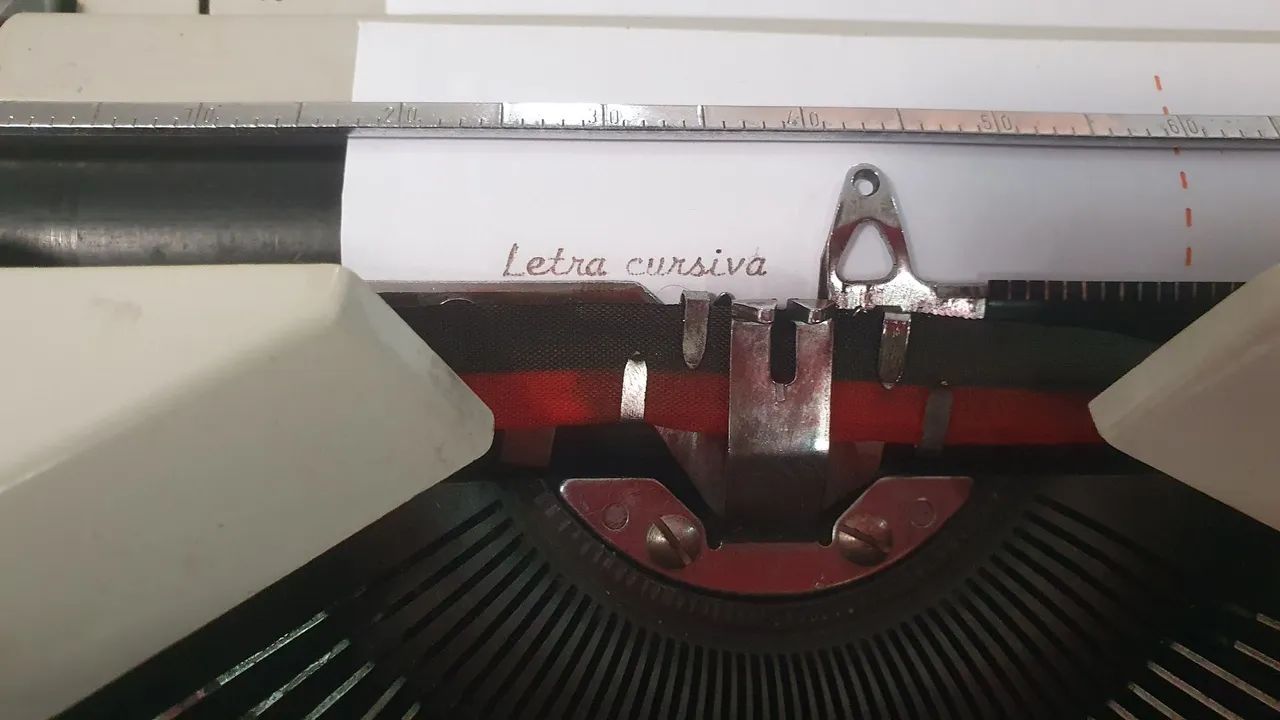 Máquina de escrever Hermes baby<br>Excelente estado.<br>Letra cursiva. - Foto 2
