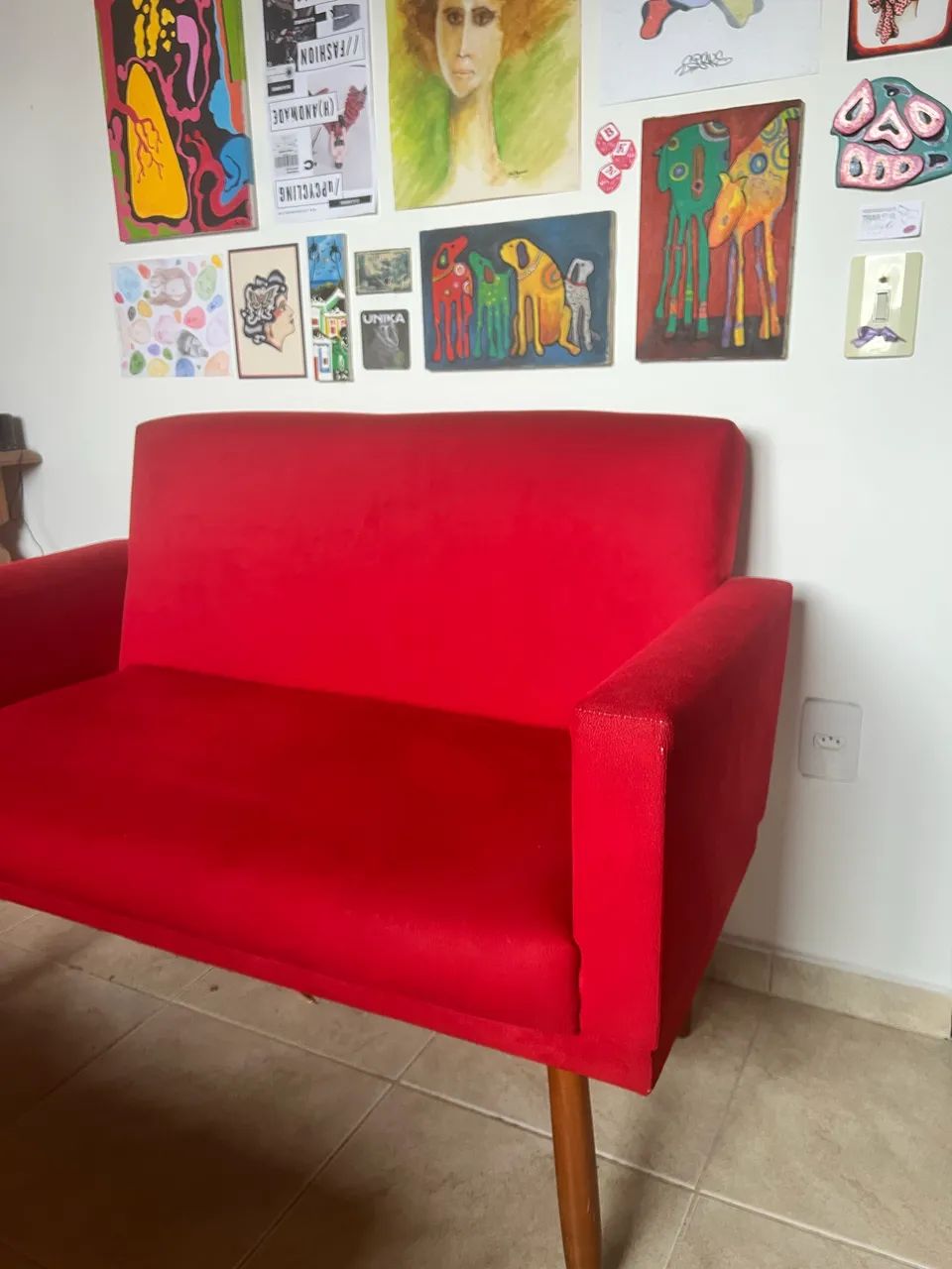 Sofá namoradeira vermelho com pés de madeira eucalipto  - Foto 2