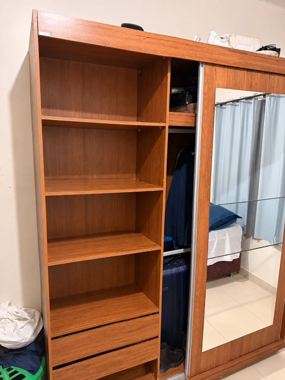 Guarda Roupa grande com gavetas e muito espaço  - Foto 2