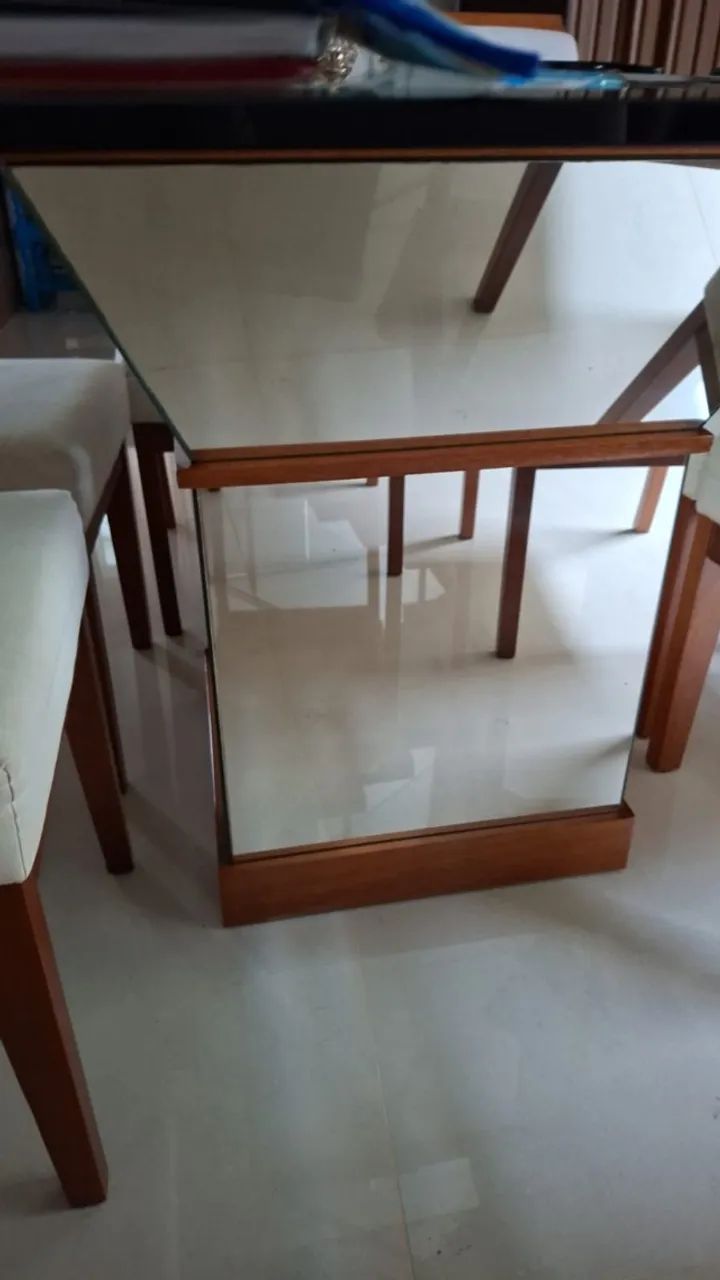 Mesa de jantar com tampo de vidro