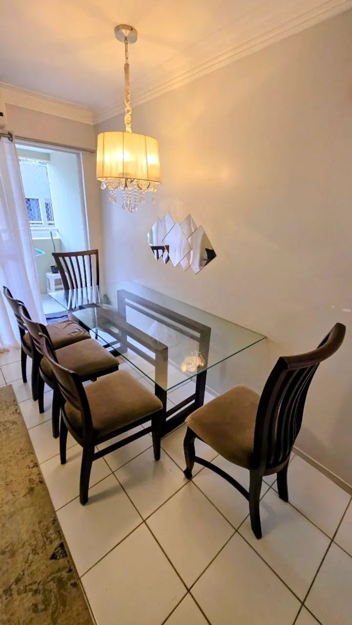 Mesa com tampo de vidro e cadeiras
