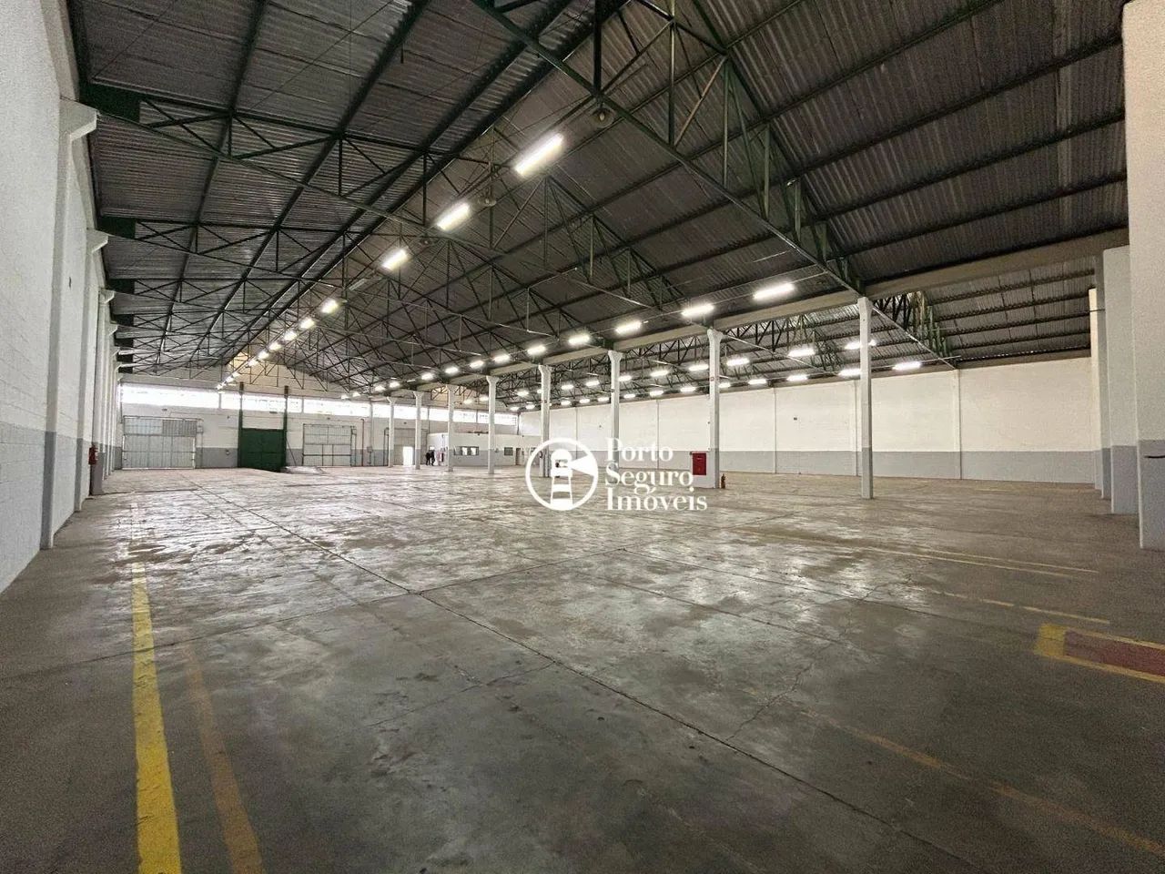 Galpão com 2121m² - Wener Plaas com 2000m² livre salão. 03 Docas (uma com plataforma, piso