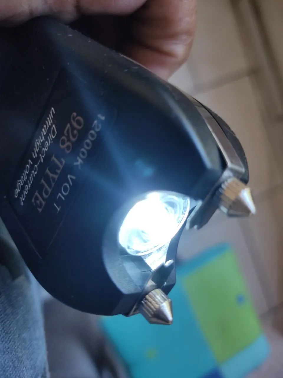 Lanterna iluminação prática e segurança integrada.