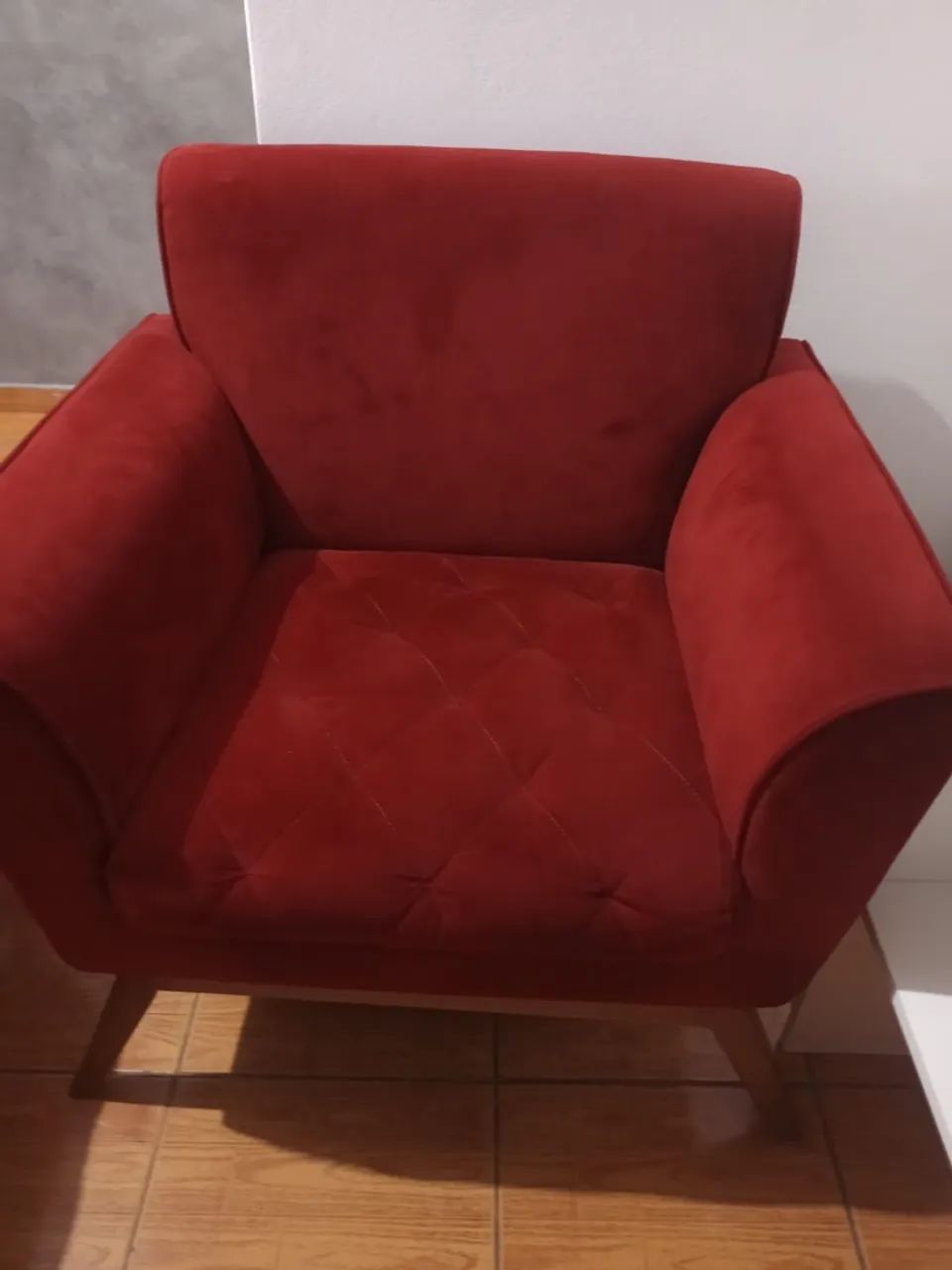  2 unidades de Poltronas de luxo  com pés de madeira 