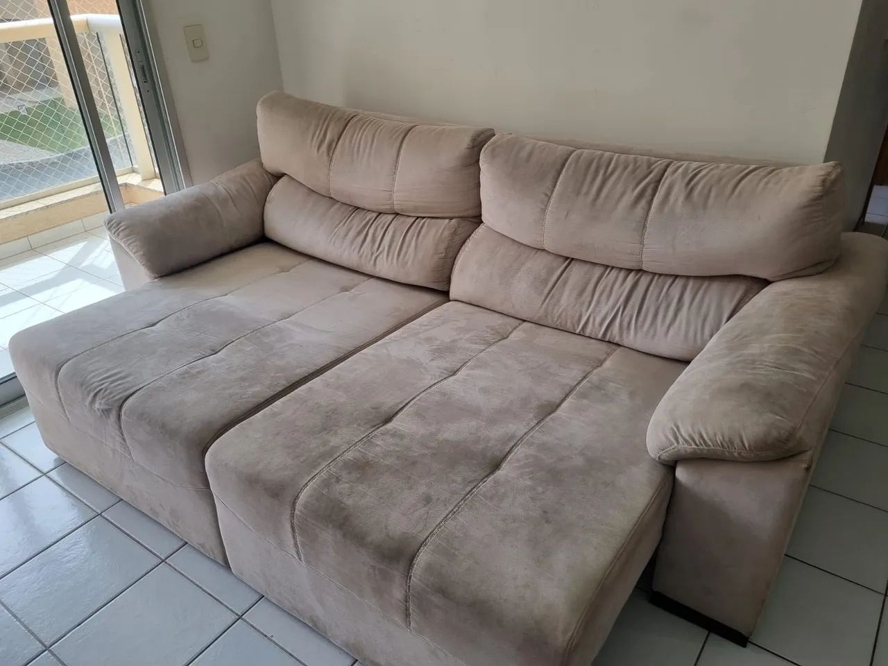 Sofá muito confortável 471885270977105921