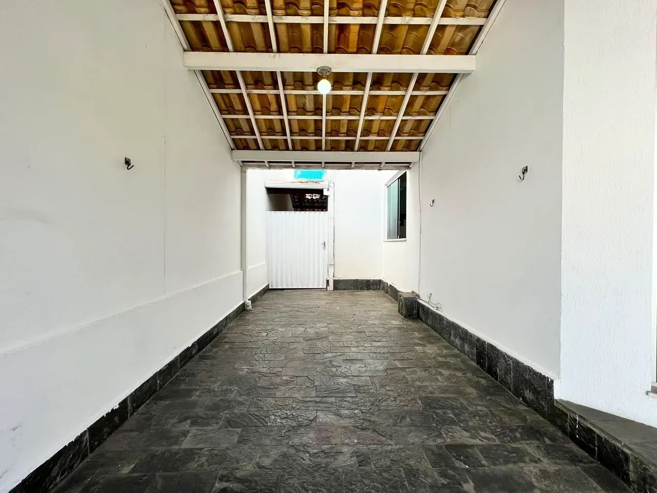 Casa com 3 quartos sendo 1 suíte 2 banheiros 2 vagas - Foto 2