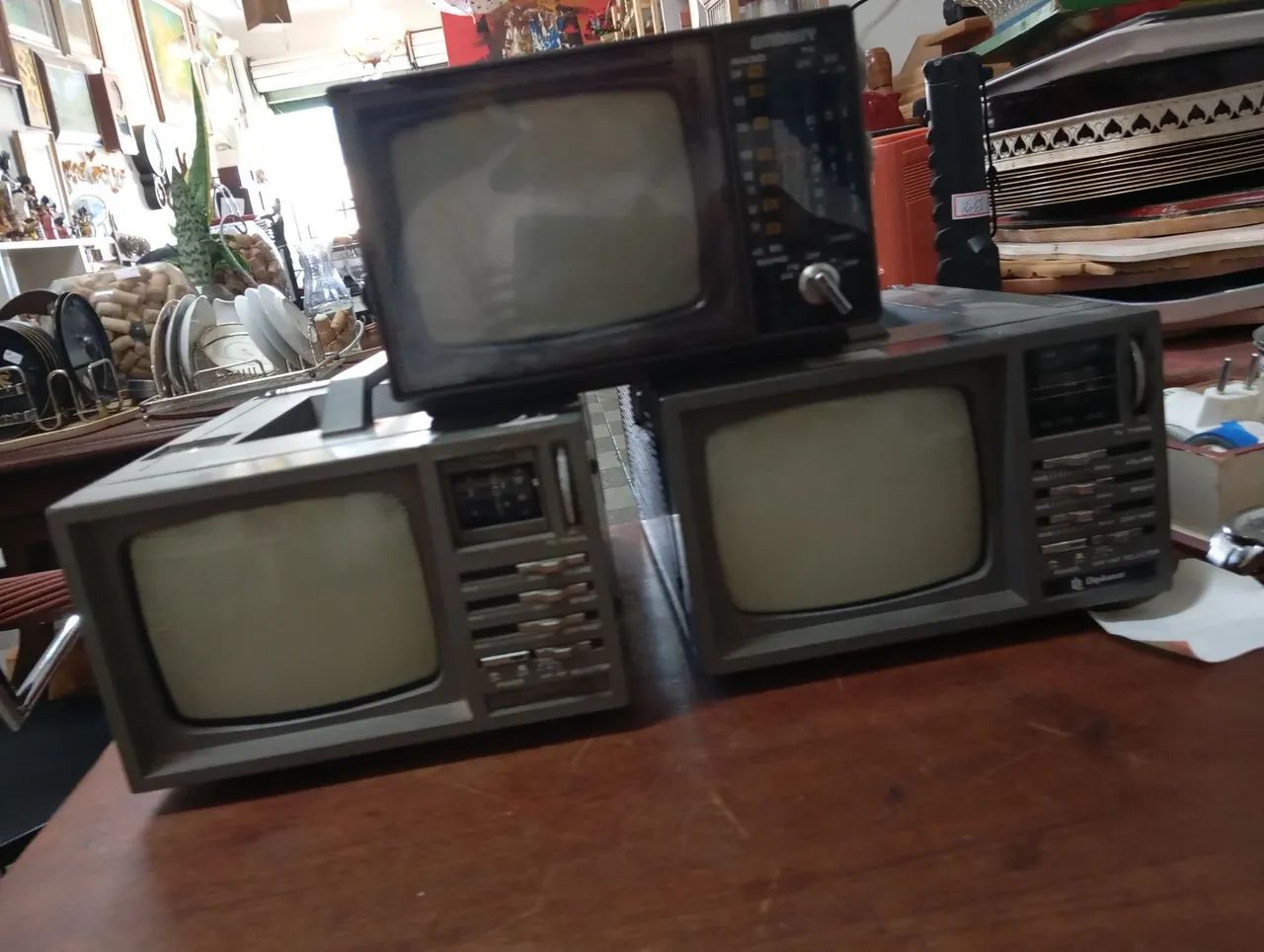 Tv. Portátil 12 polegadas.preto e branco década de 70/80 não funciona 90 reais a unidade - Foto 2