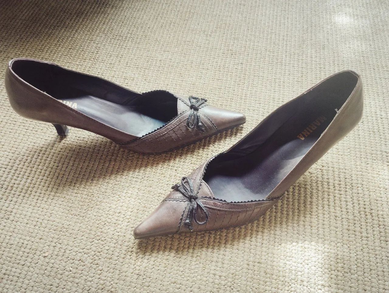 Scarpin marrom em couro  - Foto 2