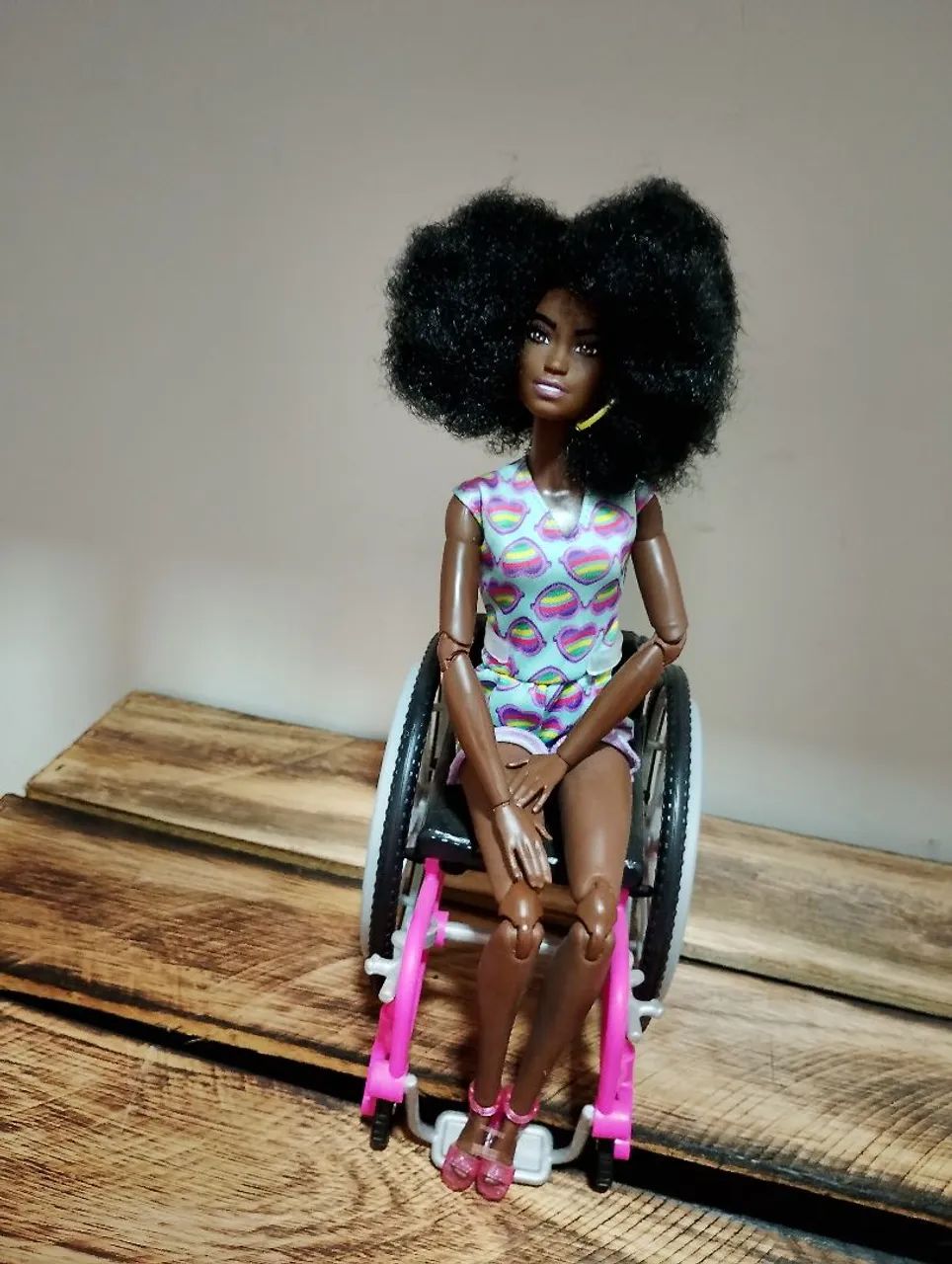 Barbie Negra Cadeira de Roda - Foto 3