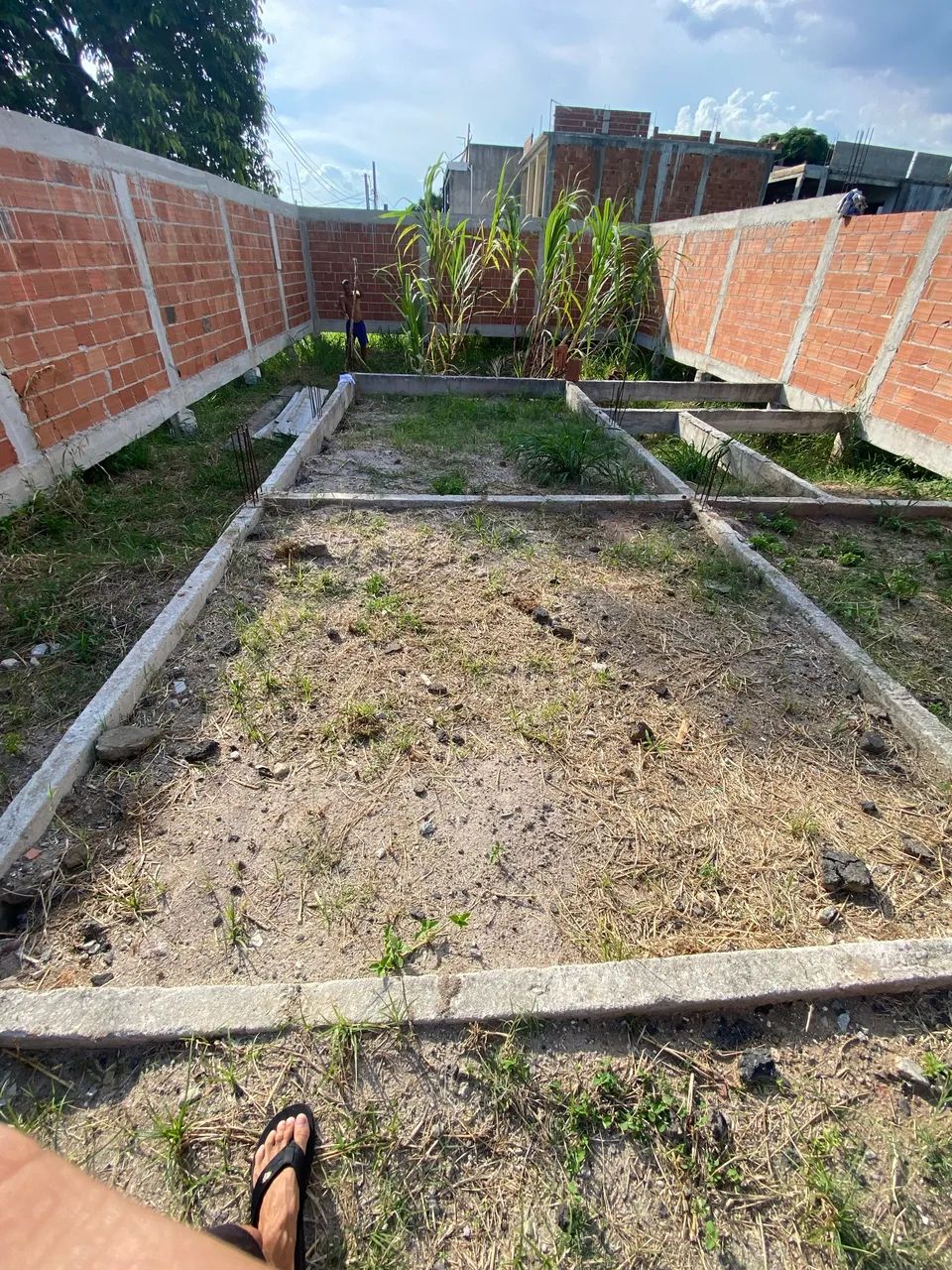 Terreno murado e com alicerce da casa já pronto - Foto 2