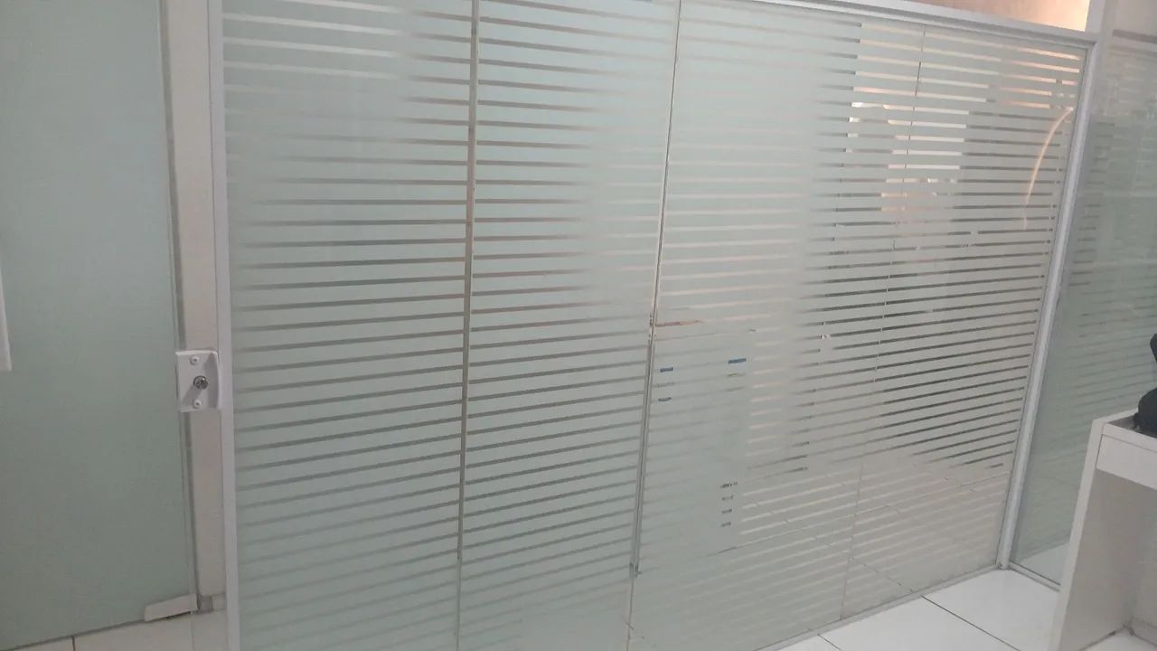 Divisória de Vidro Jateado com Estrutura em Alumínio - Conservada - Foto 2