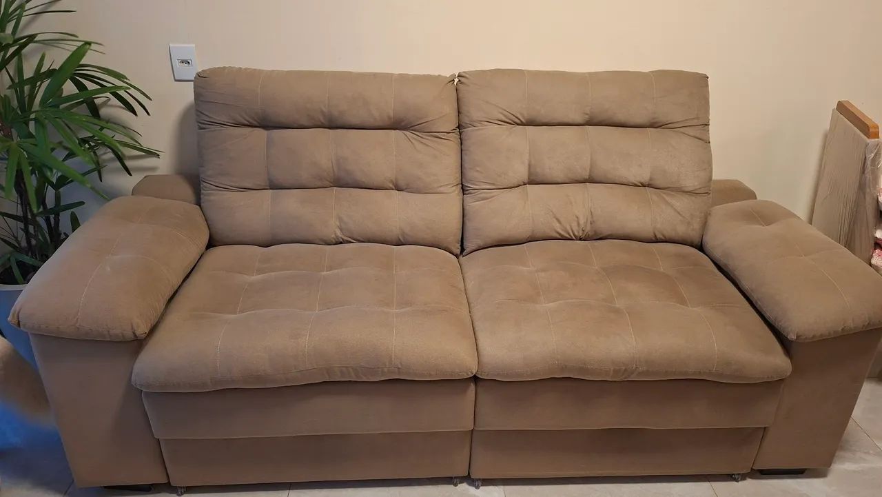 Vendo um sofá  retrátil pouco usado valor 2,500