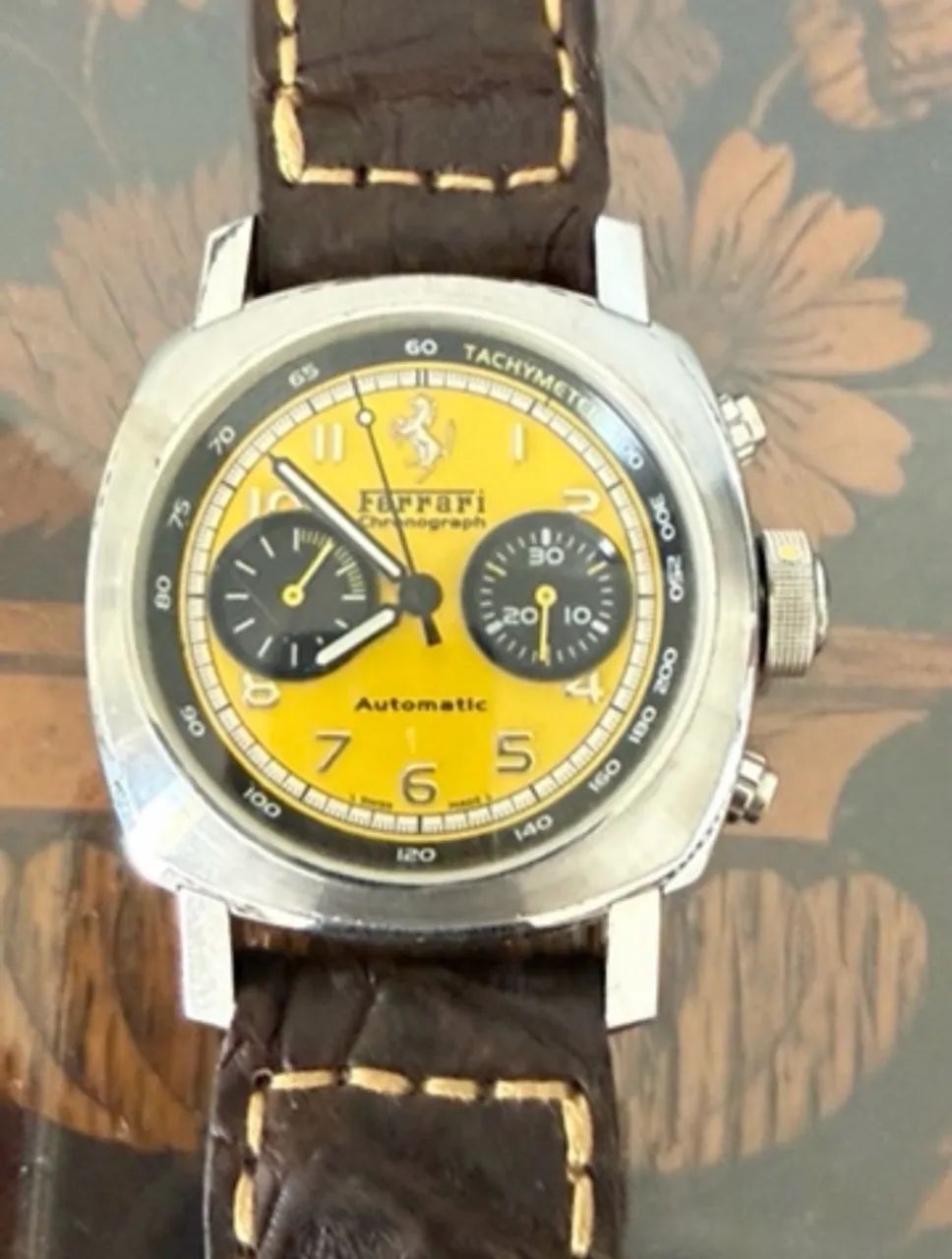 Relógio Ferrari amarelo automático 