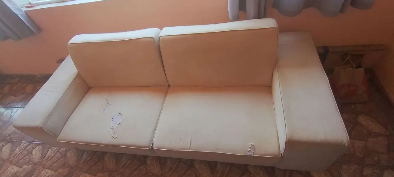 Sofá amplo para sala precisando forrar - Foto 4