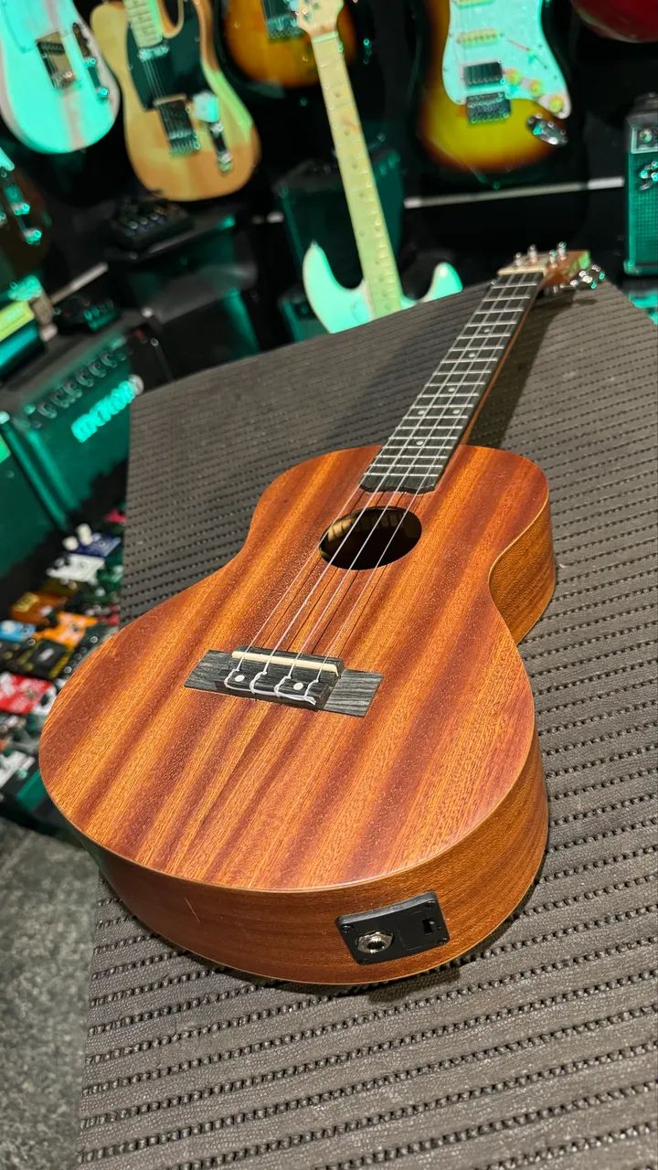 Ukulele tenor elétrico Malibu com capa 