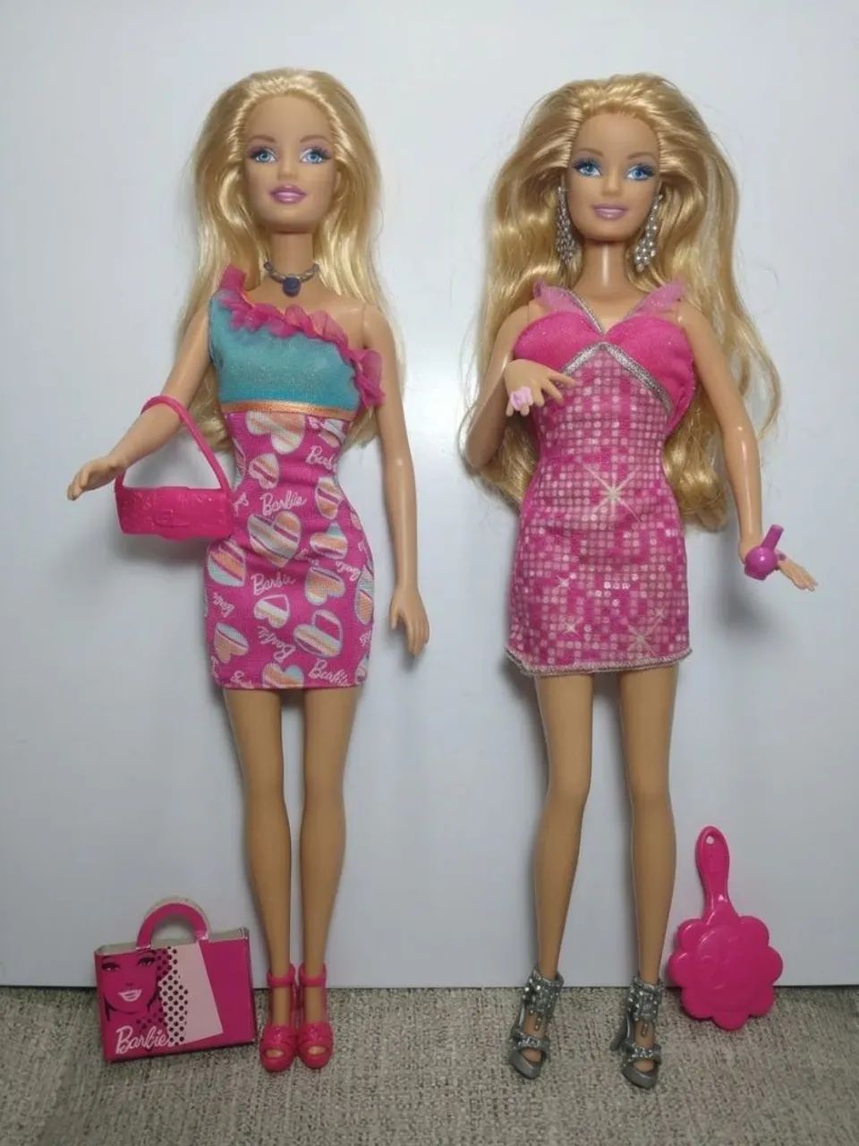 Duas barbies loiras.