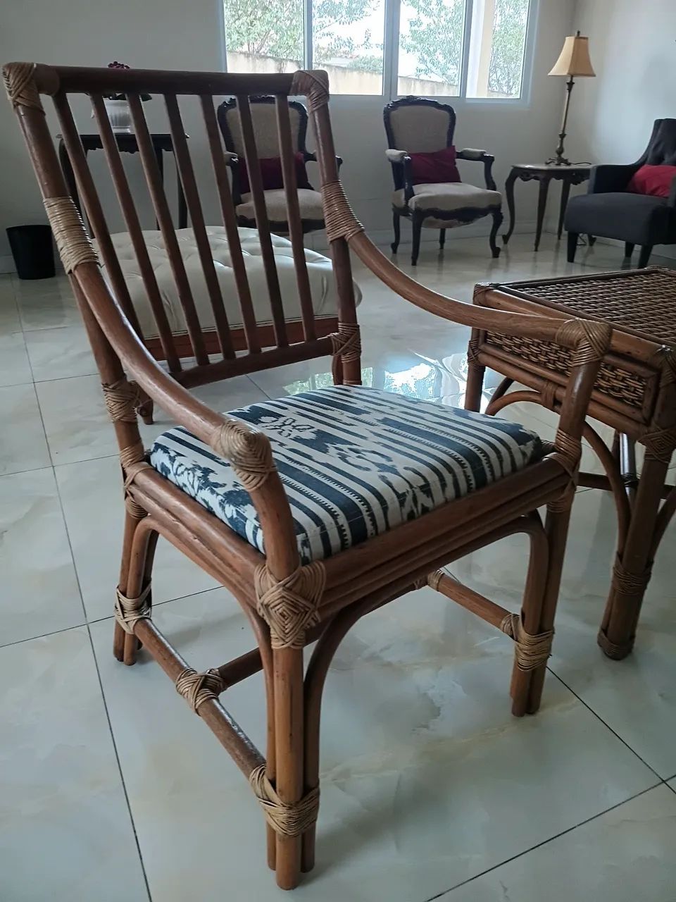 Jogo de cadeiras poltronas e mesinha lateral - Foto 2