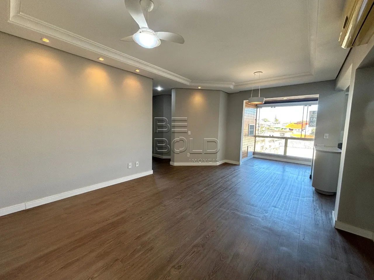 Apartamento com sacada 2 dormitórios em Coqueiros - Foto 2