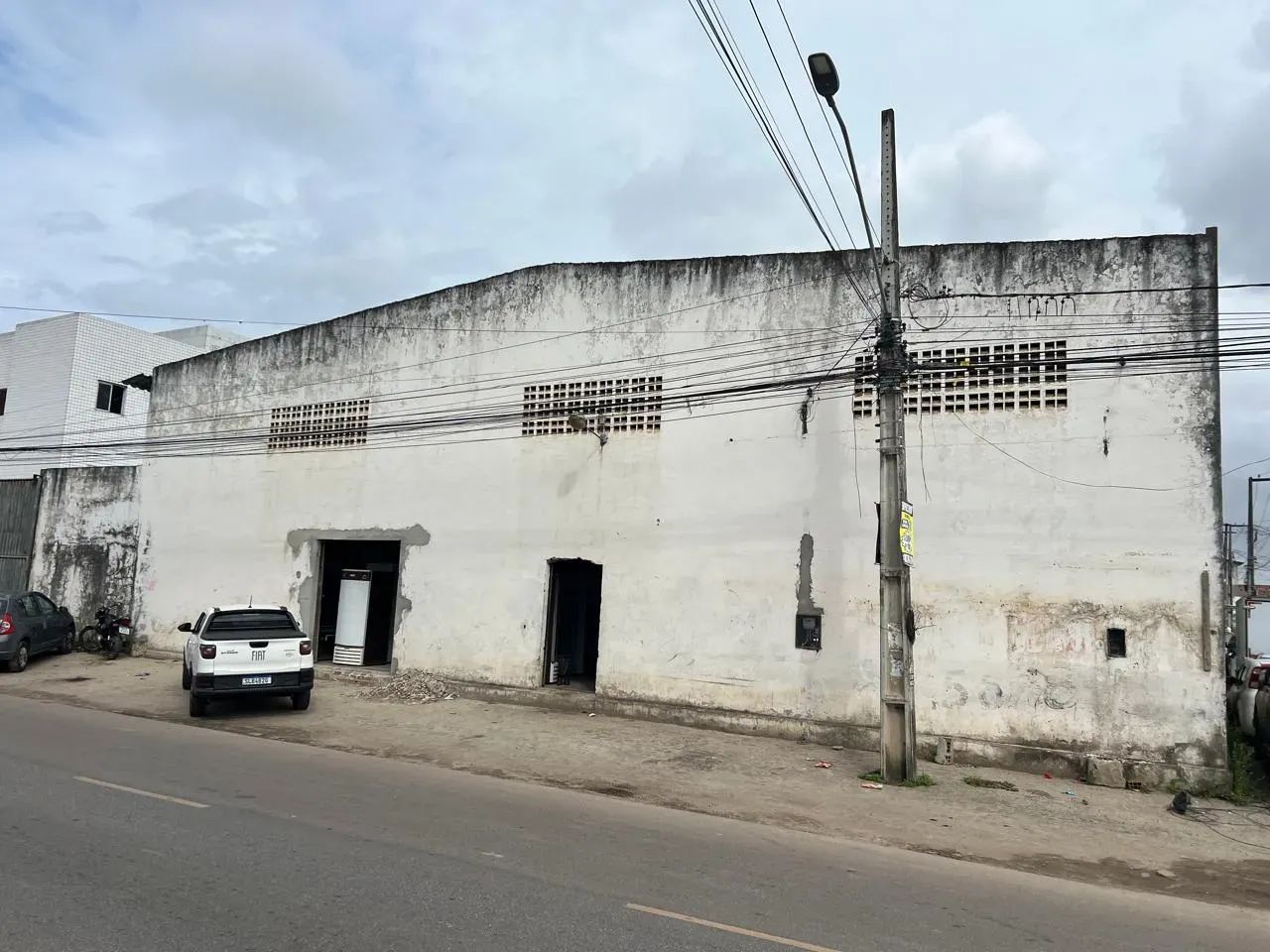 Galpão com 800 m2, PD 6 m, 1 doca, 1 vaga pra caminhão na lateral