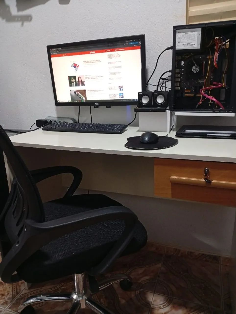 Computador completo + mesa e cadeira.