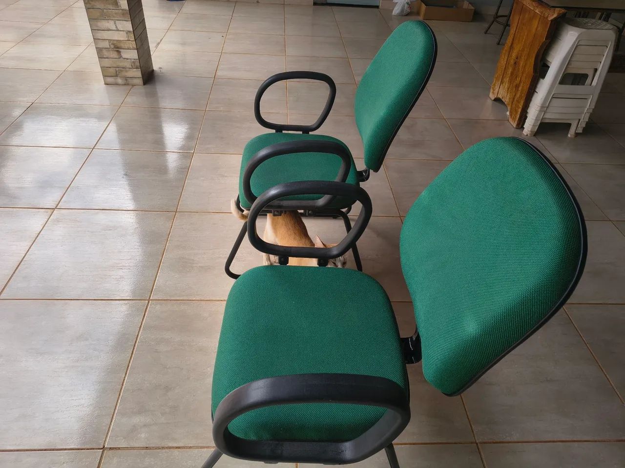 Vendo 2 cadeiras pra escritório  - Foto 3