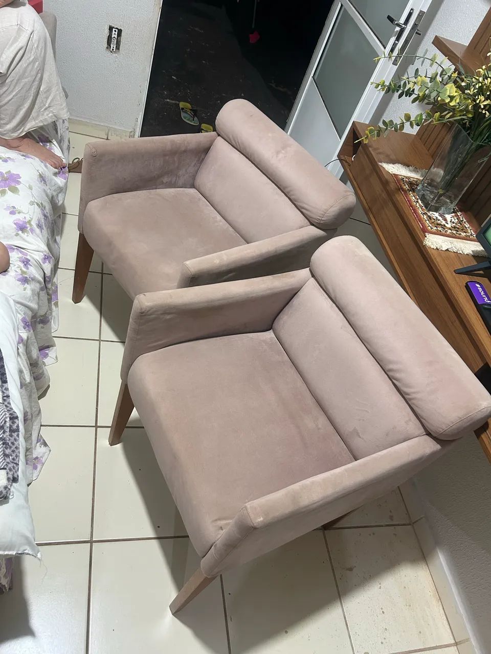 Poltronas de Madeira com Estofado - Confortáveis e Elegantes