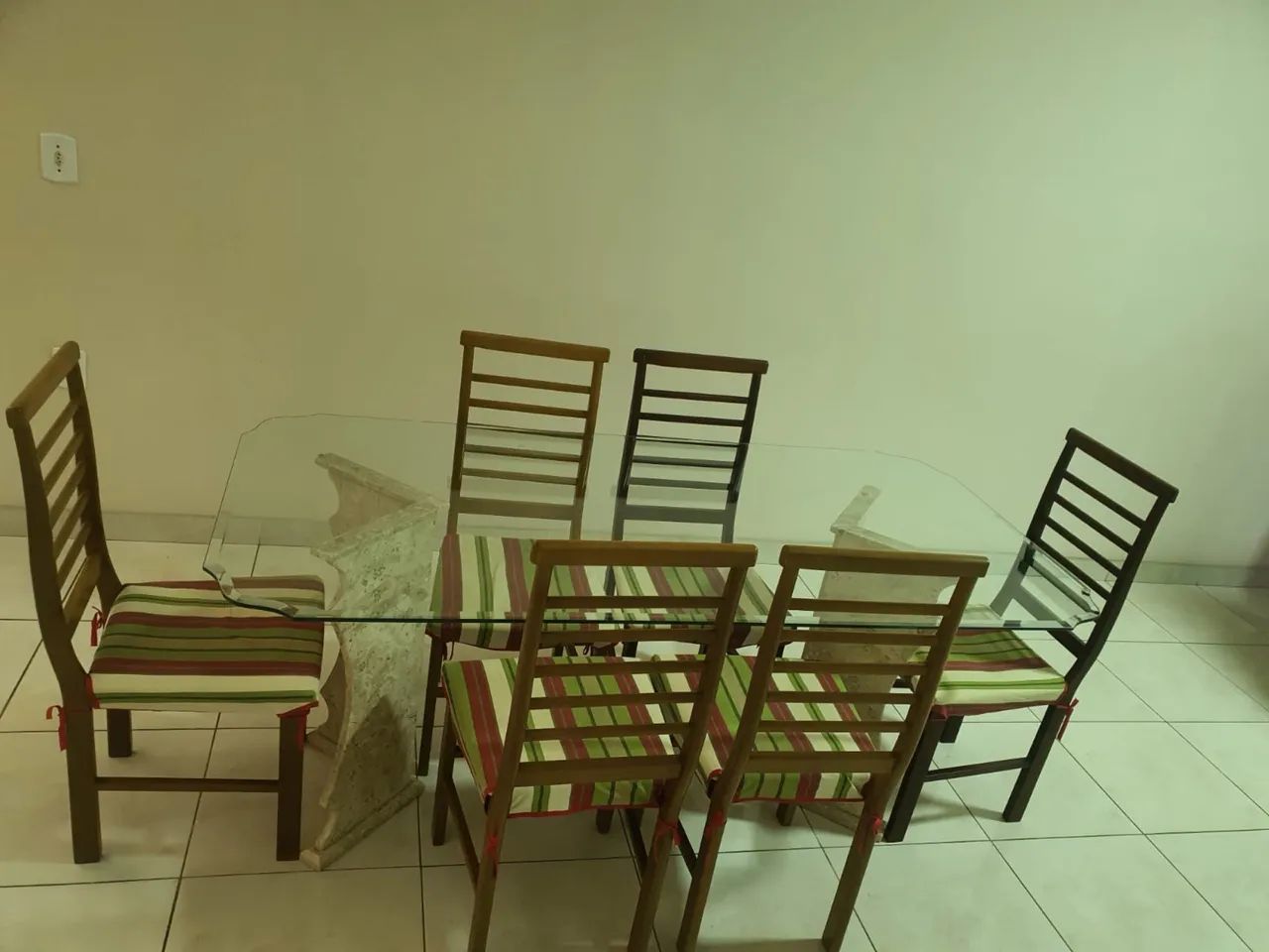 Mesa com pé de granito e tampo de vidro - Foto 3