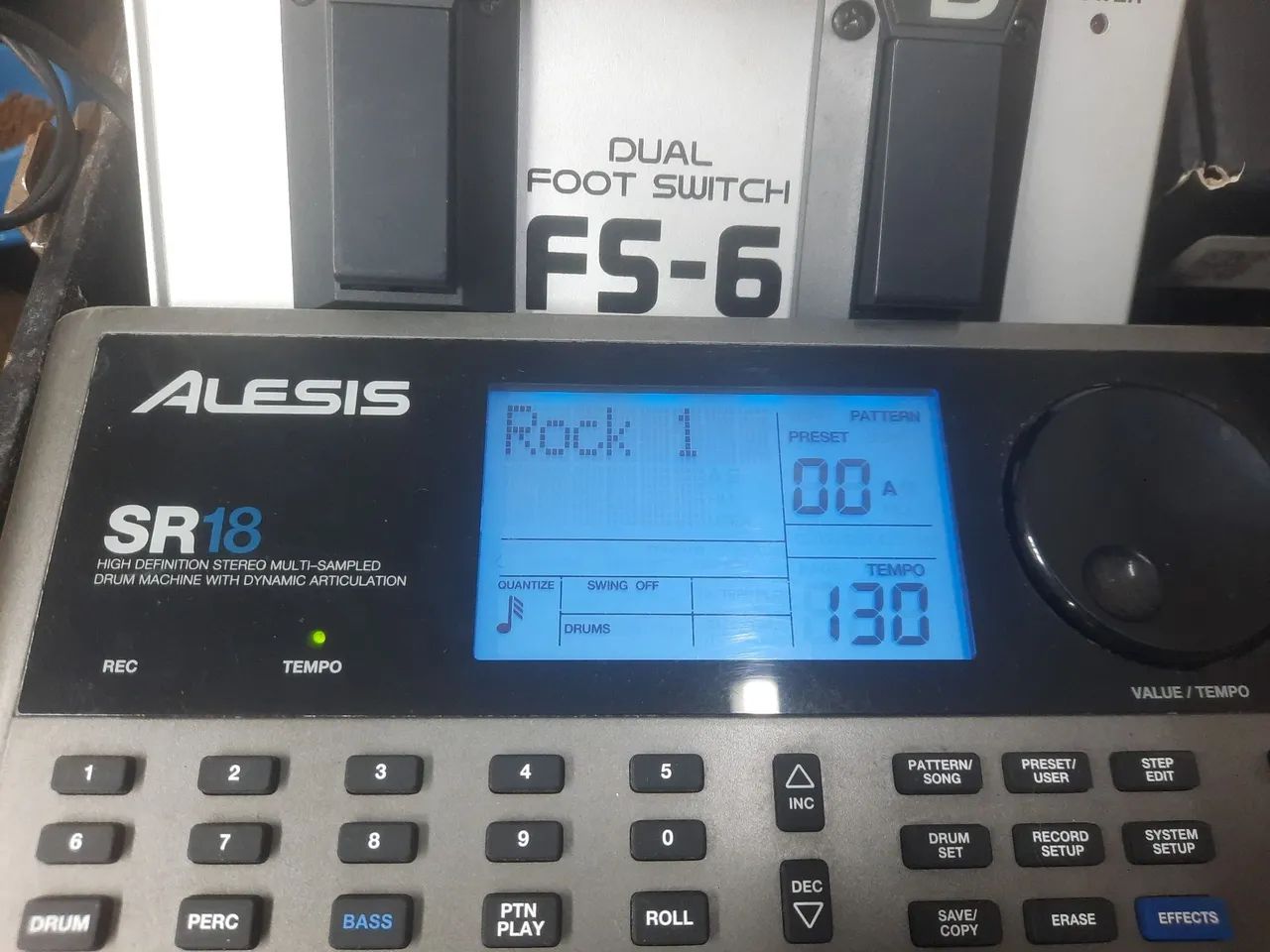 Bateria eletrônica  Alesis SR 18 - Foto 2