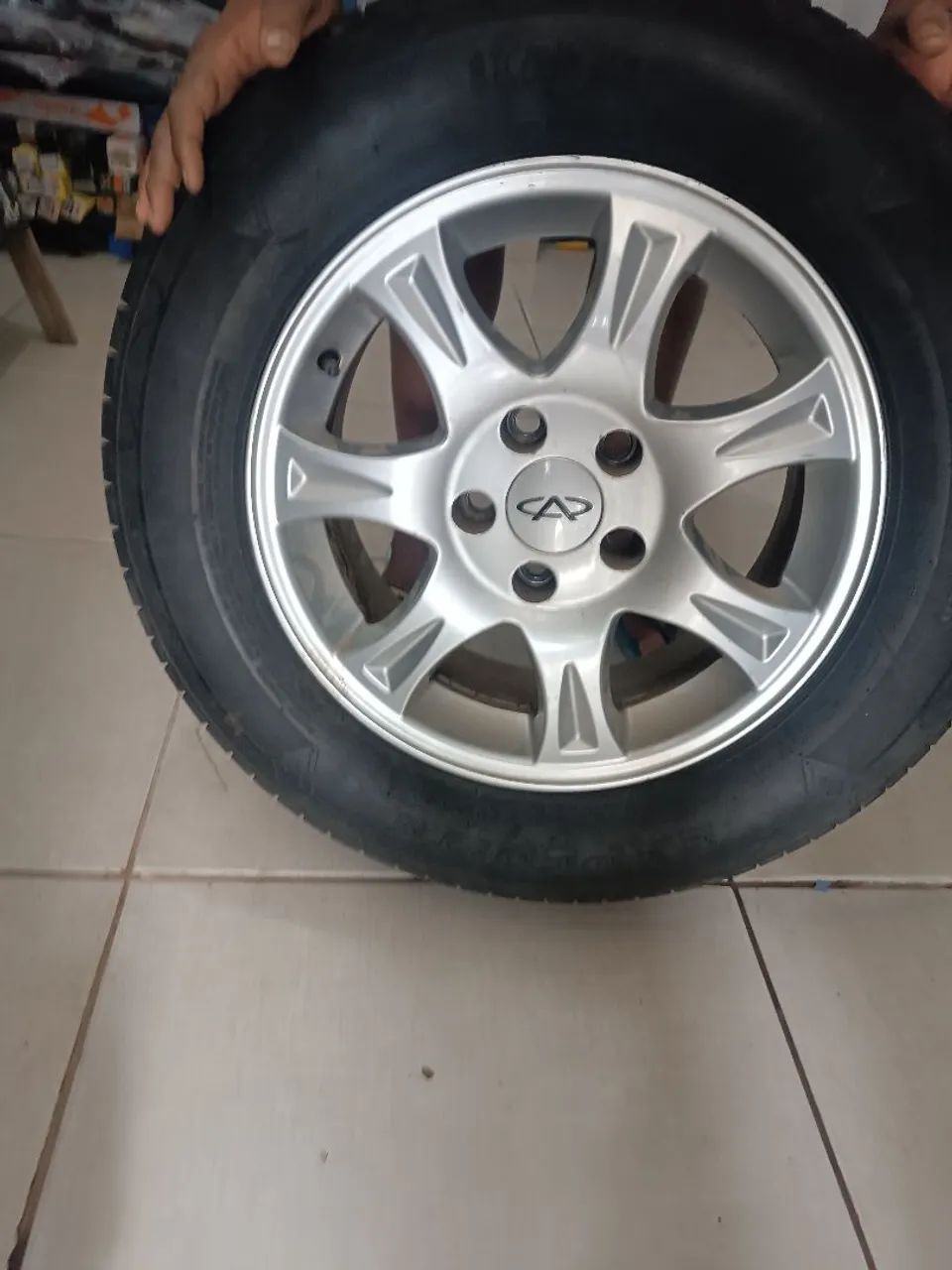 Vendo pneu completo 