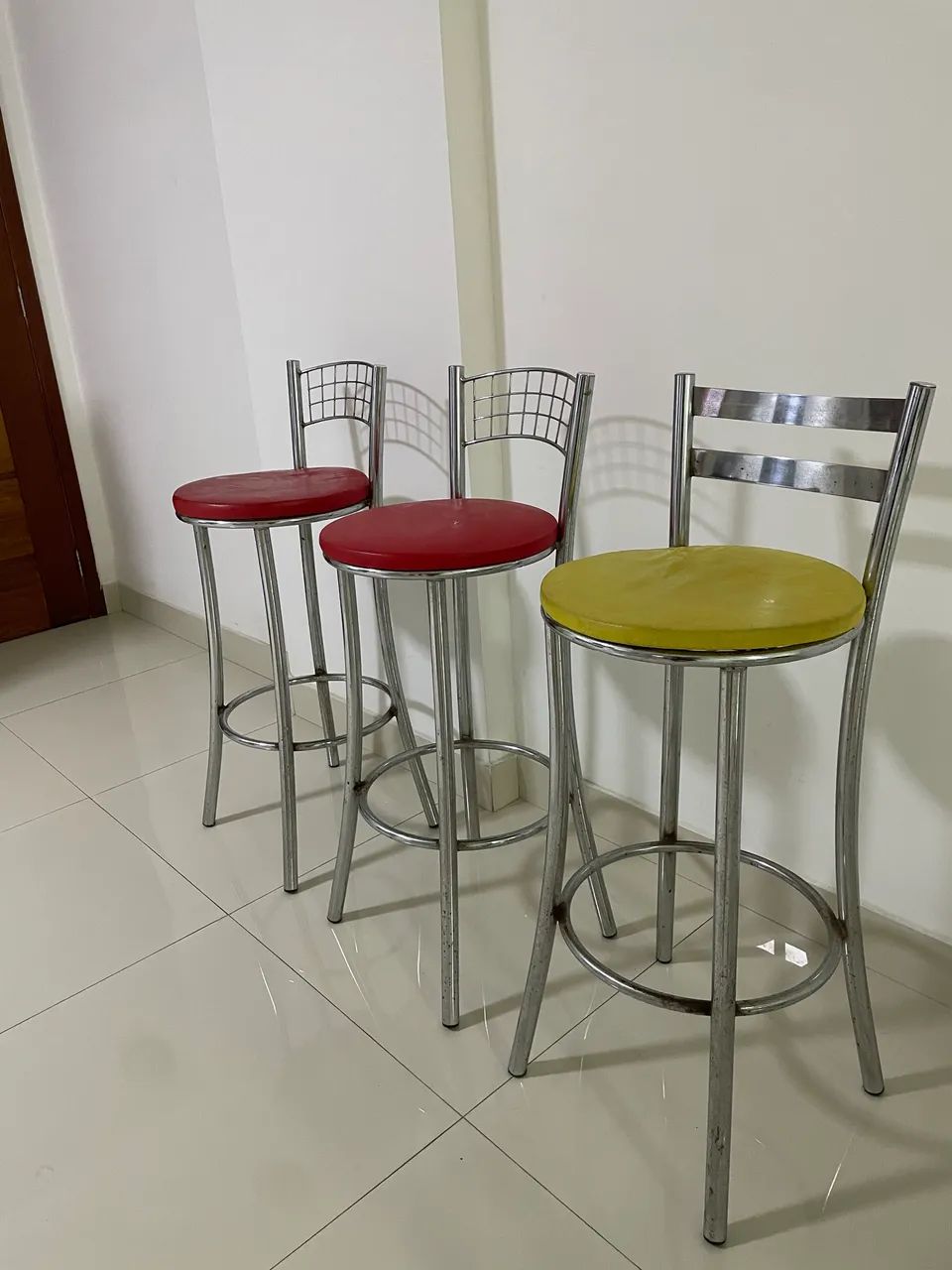 Banqueta Alta com Encosto - R$ 40 cada - Foto 2