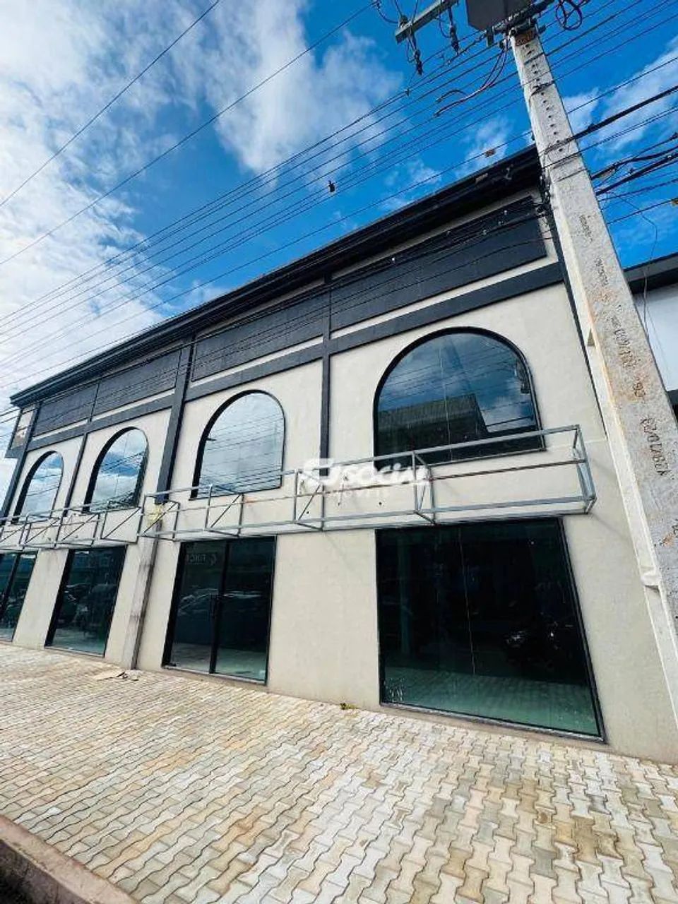 Salas comerciais novas com estrutura robusta, localização privilegiada e ótimo acabamento.