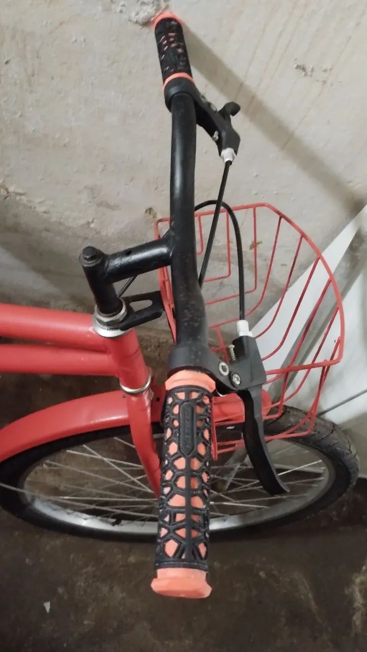 Bicicleta vermelha com cesta - Foto 5