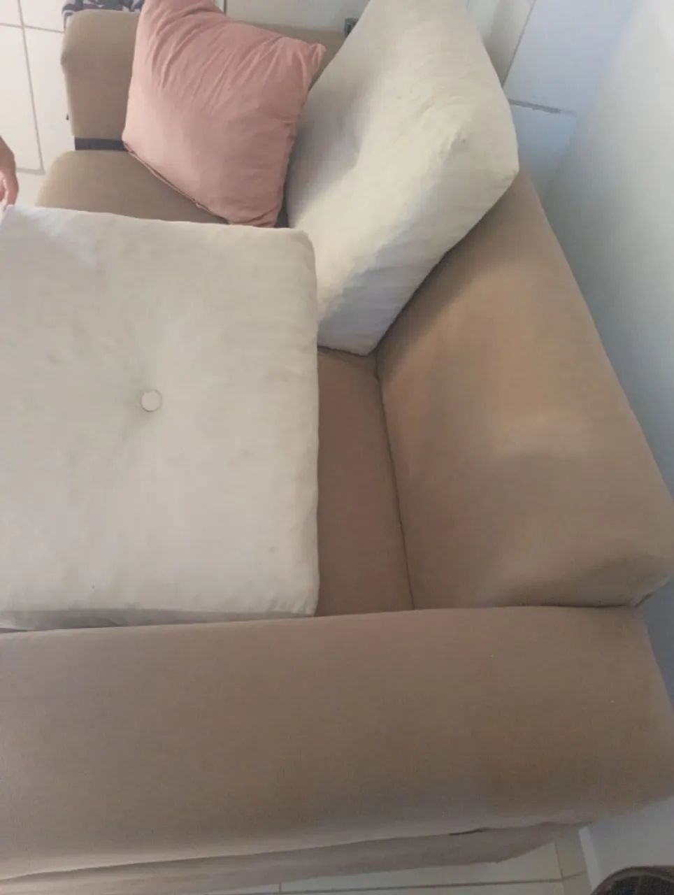 Sofá dóis lugares com almofada 