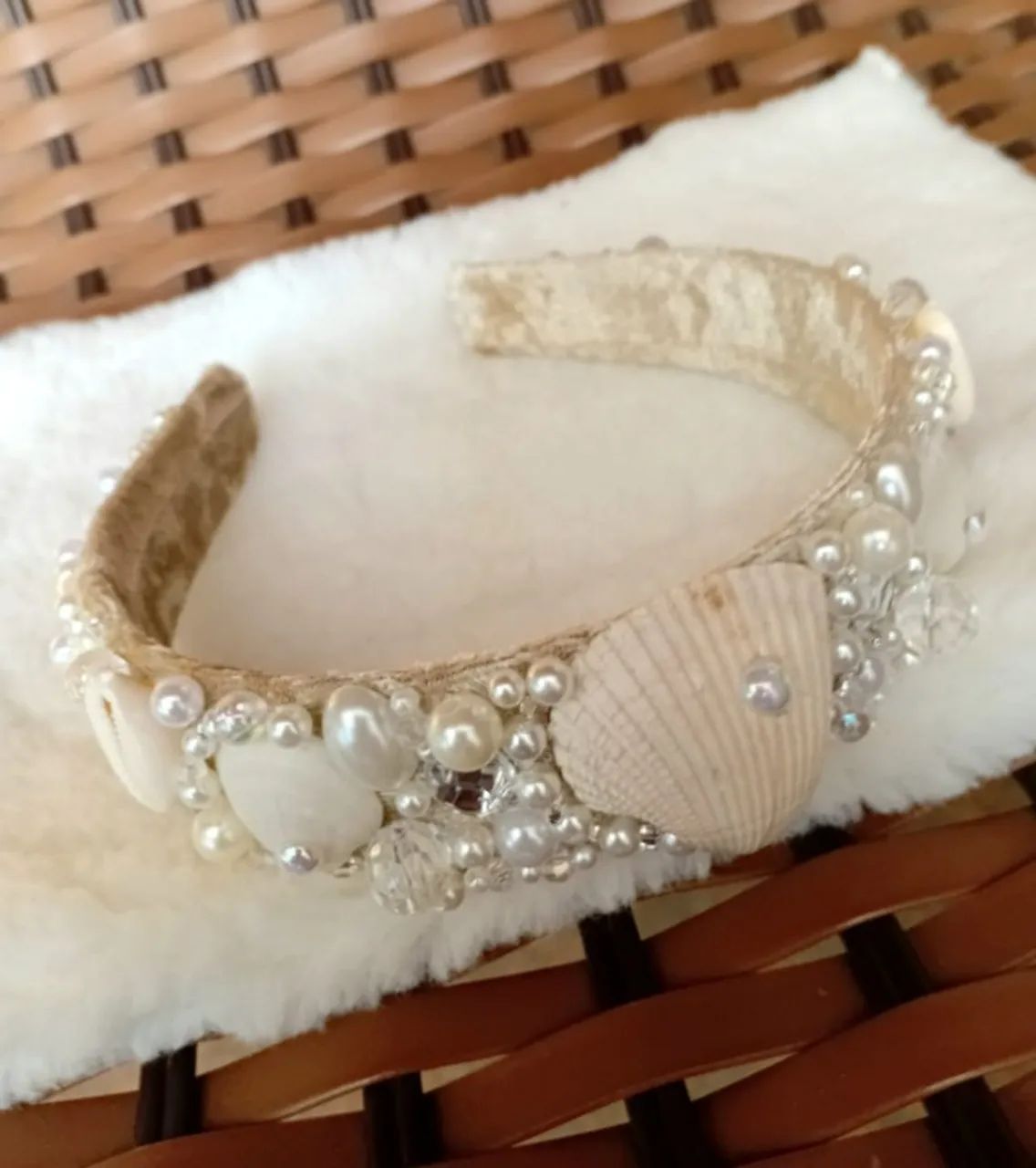 Tiara pérolas, cristais e conchas - Foto 3