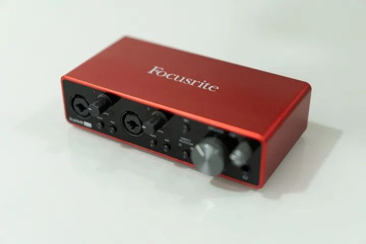 Interface de Áudio - Focusrite Scarlett 2i2 3gen