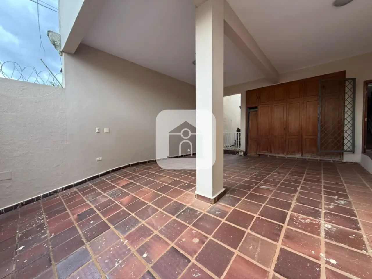 Casa comercial para locação no bairro Cazeca