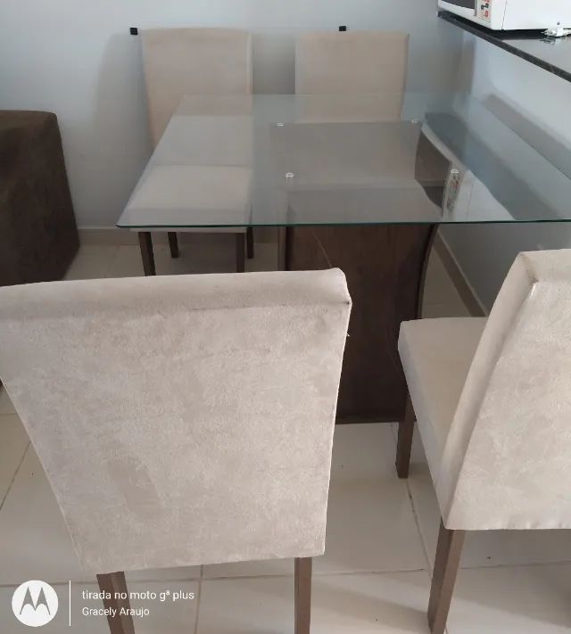 Mesa de jantar de vidro sem cadeiras 