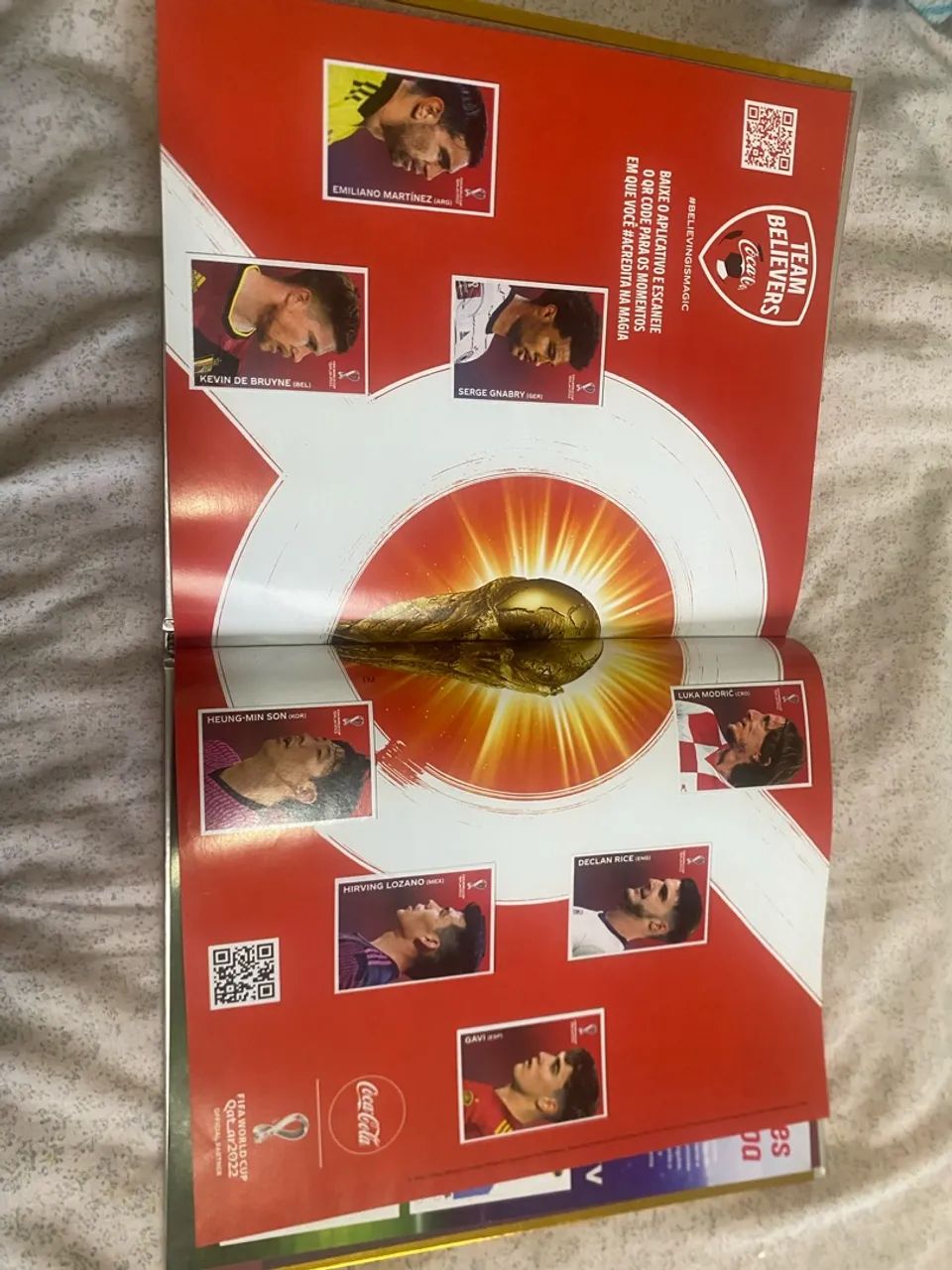 Álbum copa 2022 capa dourada completo com as figurinhas da coca cola - Foto 5